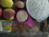 Tarta de manzana con pasas