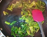 Foto del paso 1 de la receta: Merluza en salsa, con espárragos y setas. Sabroso y sano. Ideal!!!