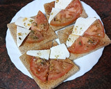 Foto del paso 2 de la receta: Tostas de tomate aliñado y queso fresco