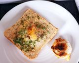 Une image de l'étape 5 de Tartines façon croque monsieur aux œufs coulant 😋 et son toast au fromage fondu.