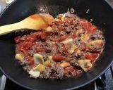 Une image de l'étape 5 de Ramens au bœuf, champignons, tomates, prune et coriandre.