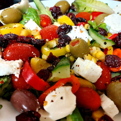 Salata Greca con Ceci (Greek Salad with Chickpeas)