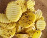 Foto del paso 2 de la receta: Patatas onduladas al horno- toque italiano