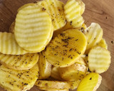 Foto del paso 2 de la receta: Patatas onduladas al horno- toque italiano