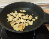 Foto del paso 2 de la receta: Ensalada de col, zanahoria y manzana con salsa de yogurt y mostaza