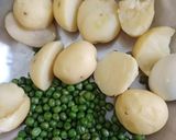 A picture of step 2 of Potatoes & chicken bread roll.