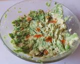 Foto del paso 2 de la receta Tostas de aguacate y salmón ahumado con huevos escalfados