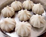 पारंपरिक उकडीचे मोदक (ukadiche modak recipe in marathi) रेसिपी स्टेप 5 फोटो