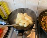A picture of step 4 of Gnocchi with green pesto and pancetta 🇮🇹 🍝.