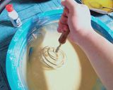 Foto langkah ke 3 dari resep Bolu Karamel Sarang Semut Simple Anti Gagal.