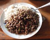 A picture of step 5 of Fried white beans served with rice.