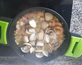 Foto del paso 2 de la receta: Lomos de merluza en salsa con gambas y almejas 8º