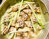 Hình bước làm 1 của món Ốc hương xào bơ tỏi