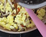 Foto langkah ke 5 dari resep Telur Tumis Jamur.