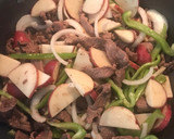 Foto del paso 2 de la receta: Bistec con papas y pimiento verde
