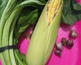 Foto langkah ke 1 dari resep Sayur Bening Sawi dan Jagung.