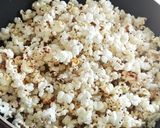 Foto langkah ke 4 dari resep Popcorn Gurih Manis Simple.