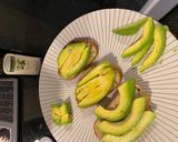 Foto langkah ke 3 dari resep Extra virgin olive oil avocado blacksesame seed toast/ Roti panggang alpukat dengan Extra olive oil.