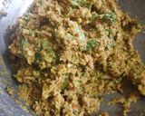 A picture of step 3 of Kulith (horse gram) pakoda.