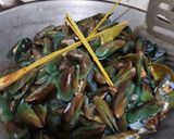 Foto langkah ke 4 dari resep Kerang Hijau Rebus Bumbu Kuning.