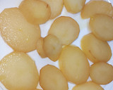 Foto del paso 1 de la receta: Milhojas de patata confitada y bacalao con su salsa pil pil