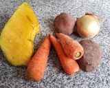 Foto del paso 2 de la receta: Crema de zapallo papas zanahoria y otros
