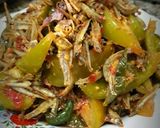Foto langkah ke 4 dari resep Tumis teri tomat ijo(Dek_pawon).