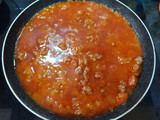 Macarrones con chistorra roja con carne picada gratinados