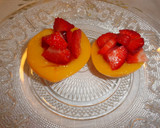Foto del paso 3 de la receta: Melocotones rellenos de fresas con nata