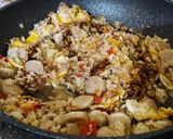 Foto langkah ke 5 dari resep Nasi Goreng Bakso Pedes Sat Set.