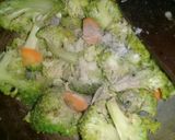 Foto langkah ke 4 dari resep Tumis Brokoli Wortel dengan Bawang Putih.