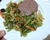 Foto del paso 2 de la receta: Hamburguesa a la plancha con salteado campestre