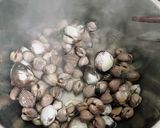 Hình bước làm 2 của món Sò huyết xào xì dầu