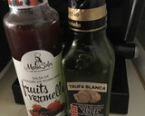 Foto del paso 2 de la receta: Tosta de queso murciano al vino con aceite de trufa y vinagre de frutas del bosque