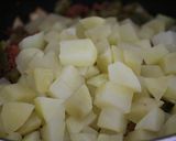 Foto del paso 4 de la receta: Tostadas de papa con chorizo y nopales en salsa verde