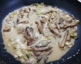 Foto del paso 5 de la receta: Espaguetis de calabacín con setas y salsa de queso🥒🍄🧀