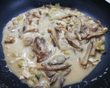 Foto del paso 5 de la receta: Espaguetis de calabacín con setas y salsa de queso🥒🍄🧀