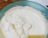 Foto langkah ke 2 dari resep Bolu Kukus Buah Naga.