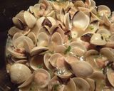 Foto del paso 9 de la receta: Linguines de limón salteados con frutos secos y marisco al ajillo con alcachofas