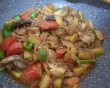 Foto langkah ke 4 dari resep Tumis kulit semangka dan sarden.