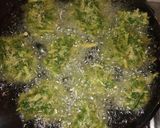 A picture of step 4 of Besan hari dhaniya ke pakode.