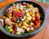 Foto del paso 3 de la receta: Ensalada de choclo, tomate y más 🌽🍅