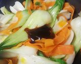 Foto del paso 6 de la receta Pak choy con patatas al vapor y zanahorias fileteadas al ajo