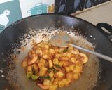 Foto langkah ke 3 dari resep Sambal Goreng Kentang Udang.