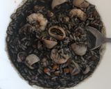 Foto del paso 5 de la receta Arroz negro con calamares y gambas 🦑🦐