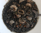 Foto del paso 5 de la receta: Arroz negro con calamares y gambas 🦑🦐