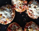 A picture of step 4 of Mini pizzas.