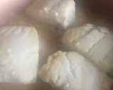 Foto del paso 6 de la receta: Bacalao con gambones al ajillo y habas con ajos tiernos