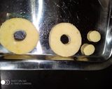 A picture of step 5 of Banana Doughnuts.