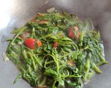 Foto langkah ke 2 dari resep Tumis Kangkung Saos Tiram.